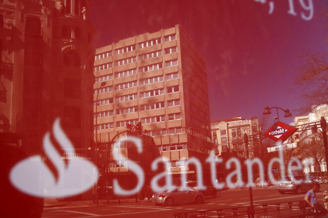 Une agence de Santander, à Madrid en 2016 © Juan Medina / Reuters. Une agence de Santander, à Madrid en 2016 © Juan Medina / Reuters.