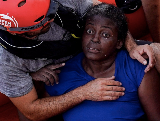 Josepha, seule survivante d'un naufrage au large de la Libye, secourue par l'équipage de l'«Open Arms» après des heures dans l'eau, en juillet 2018. © Reuters Josepha, seule survivante d'un naufrage au large de la Libye, secourue par l'équipage de l'«Open Arms» après des heures dans l'eau, en juillet 2018. © Reuters