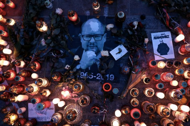 Hommage à Paweł Adamowicz, le 19 janvier à Cracovie. © Agencja Gazeta/Jakub Porzycki via REUTERS