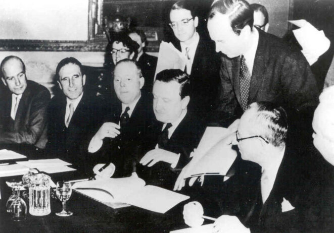Hermann Josef Abs signe l’accord de Londres sur les dettes extérieures allemandes le 27 février 1953. Hermann Josef Abs signe l’accord de Londres sur les dettes extérieures allemandes le 27 février 1953.