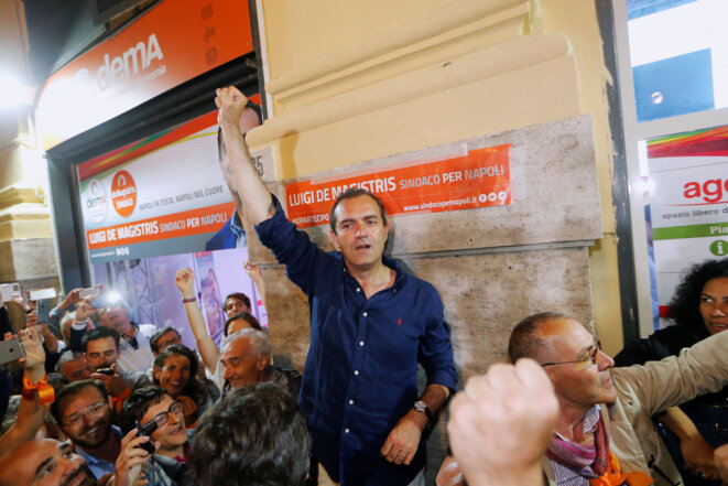 Luigi de Magistris, le 20 juin 2016, lors de sa réélection à la tête de Naples. © Reuters / Ciro De Luca. Luigi de Magistris, le 20 juin 2016, lors de sa réélection à la tête de Naples. © Reuters / Ciro De Luca.