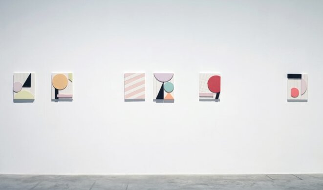 Martine Feipel et Jean Bechameil, "Sun and moins", 2019, vue de l'exposition "Automatic revolution", 2019, La Patinoire Royale / Galerie Valerie Bach © Martine Feipel et Jean Bechameil, courtesy galerie Valérie Bach, Bruxelles Martine Feipel et Jean Bechameil, "Sun and moins", 2019, vue de l'exposition "Automatic revolution", 2019, La Patinoire Royale / Galerie Valerie Bach © Martine Feipel et Jean Bechameil, courtesy galerie Valérie Bach, Bruxelles