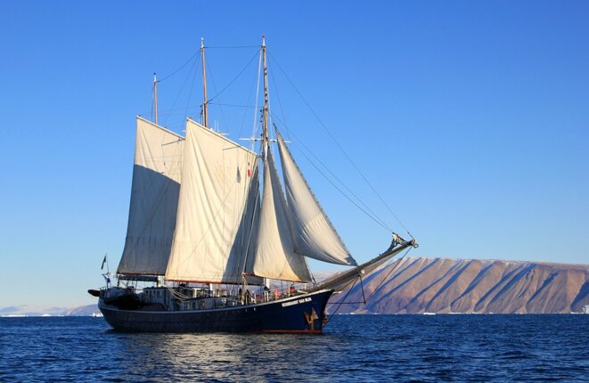 sailboat-459794-960-720