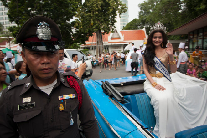 Miss Thaïlande défile lors du Festival du Bonheur, une opération de communication organisée par les militaires après leur dernier coup d'Etat en 2014. © Tom Vater / thedevilsroad.com Miss Thaïlande défile lors du Festival du Bonheur, une opération de communication organisée par les militaires après leur dernier coup d'Etat en 2014. © Tom Vater / thedevilsroad.com