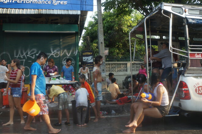 Pendant le festival Songkran, ici à Bangkok au mois d'avril 2016, les gens font la fête et s'aspergent d'eau et de talc dans les rues. © Laure Siegel Pendant le festival Songkran, ici à Bangkok au mois d'avril 2016, les gens font la fête et s'aspergent d'eau et de talc dans les rues. © Laure Siegel
