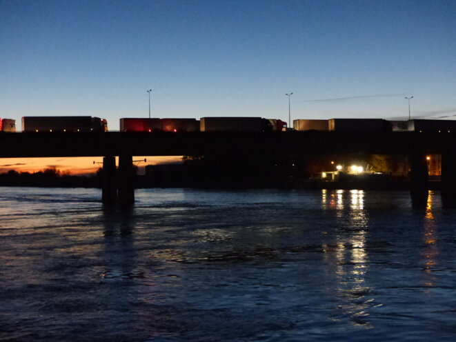 Le pont de la RN113, Arles, bloqué par les Gilets Jaunes, décembre 2018 © Fabrice Loi Le pont de la RN113, Arles, bloqué par les Gilets Jaunes, décembre 2018 © Fabrice Loi