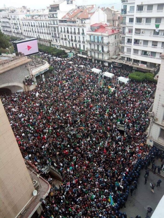 Place Maurice Audin, dans le centre d'Alger, vendredi vers 15 heures. © (dr) Place Maurice Audin, dans le centre d'Alger, vendredi vers 15 heures. © (dr)