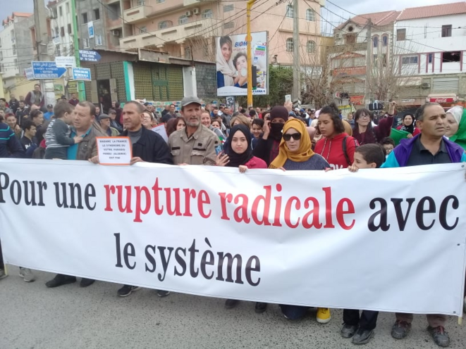 Banderole à Alger, le 8 mars. © (dr)
