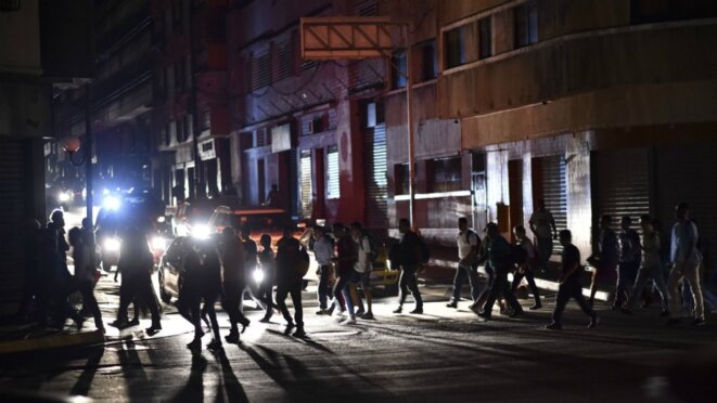 Caracas dans le noir ce jeudi 7 mars © AFP Caracas dans le noir ce jeudi 7 mars © AFP