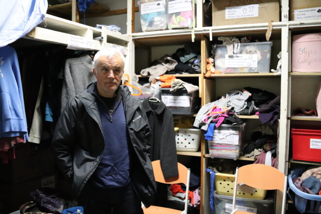 Patrick dans le vestiaire du "refuge solidaire" de Briançon. Ce paysan bio fait partie du réseau Semences paysannes, dont plusieurs membres ont déjà participé à des maraudes solidaires, au nom de la "convergence des luttes". © MM Patrick dans le vestiaire du "refuge solidaire" de Briançon. Ce paysan bio fait partie du réseau Semences paysannes, dont plusieurs membres ont déjà participé à des maraudes solidaires, au nom de la "convergence des luttes". © MM