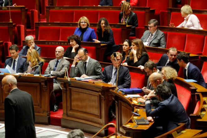 Édouard Philippe entouré des membres de son gouvernement à l’Assemblée, le 13 décembre. © Reuters Édouard Philippe entouré des membres de son gouvernement à l’Assemblée, le 13 décembre. © Reuters
