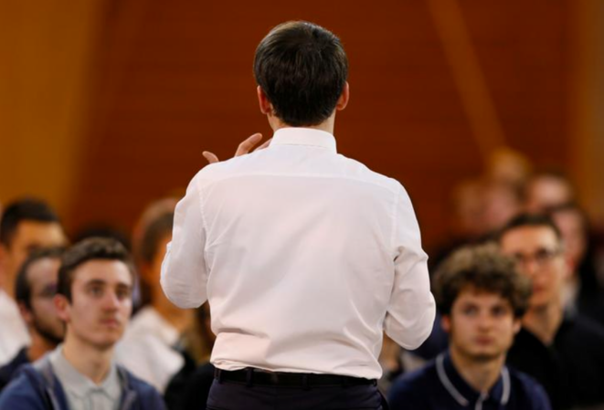 Emmanuel Macron lors d'un débat à Etang-sur-Arroux, le 7 février 2019 © Reuters