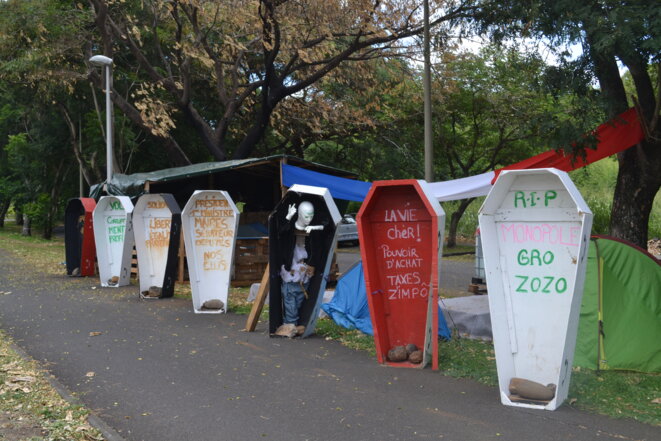 Dans le nord de La Réunion, non loin du rond-point de l'aéroport de Gillot, les Gilets jaunes ont installé un campement et des cercueils qui symbolisent la destruction de la société et de l'environnement. © JS
