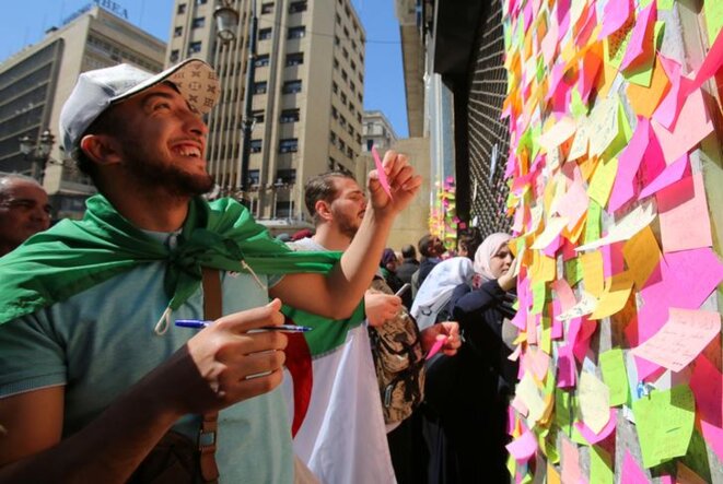 Post-it à messages lors de la manifestation du 12 mars 2019, à Alger. © Reuters