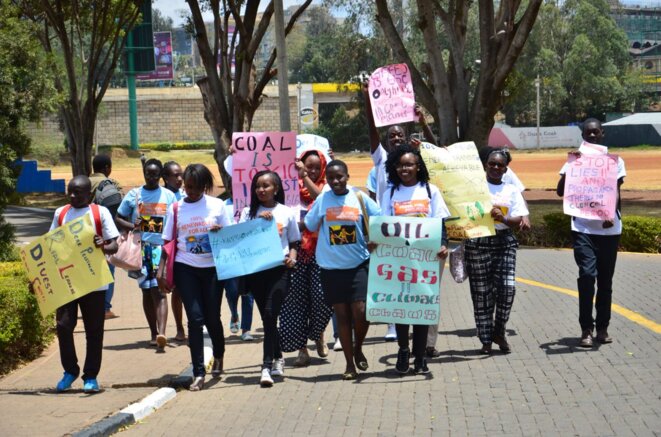 Jeunes militants pour la justice climatique aux abords du One planet summit, à Nairobi Jeunes militants pour la justice climatique aux abords du One planet summit, à Nairobi