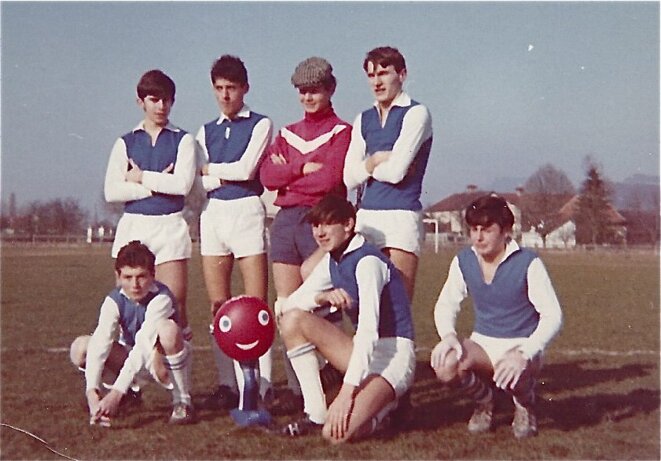 Foot à 7 , catégorie minimes, 1968 , (en haut, à gauche), avec le bonhomme Shuss, mascotte des Jeux Olympiques d'hiver de Grenoble . Foot à 7 , catégorie minimes, 1968 , (en haut, à gauche), avec le bonhomme Shuss, mascotte des Jeux Olympiques d'hiver de Grenoble .