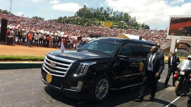 Le bling bling démesuré du Président Malgache, il n'est pas complètement différent de son homologue africain, de la République du Congo Démocratique, deux États faisant partis des pays les plus pauvres au monde Le bling bling démesuré du Président Malgache, il n'est pas complètement différent de son homologue africain, de la République du Congo Démocratique, deux États faisant partis des pays les plus pauvres au monde
