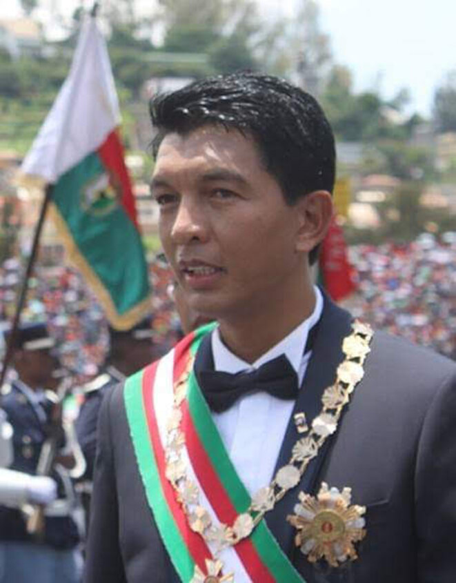 D'un autoritarisme frénétique, Andry Rajoelina, il mate, avec la complicité de la force de l'ordre malgache, toute velléité de manifestations de revendications démocratiques. Les arrestations sont les quotidiens des malgaches depuis son accession à la tête de l'État, tout est verrouillé, y compris les médias et presses. D'un autoritarisme frénétique, Andry Rajoelina, il mate, avec la complicité de la force de l'ordre malgache, toute velléité de manifestations de revendications démocratiques. Les arrestations sont les quotidiens des malgaches depuis son accession à la tête de l'État, tout est verrouillé, y compris les médias et presses.