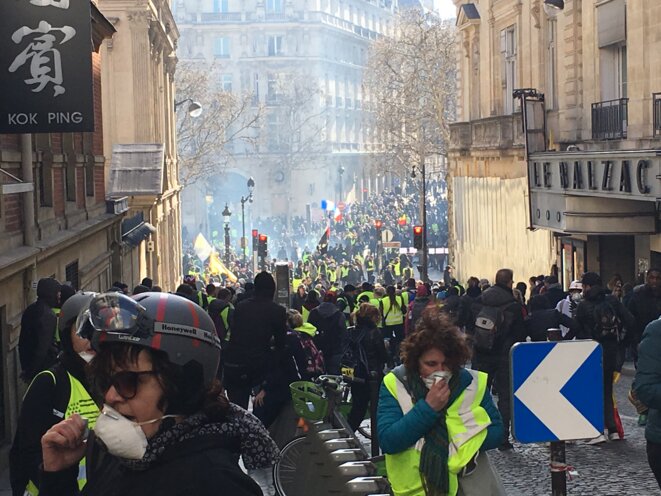 Dans l'une des rues menant aux Champs-Élysées, le 16 mars 2019. © MG