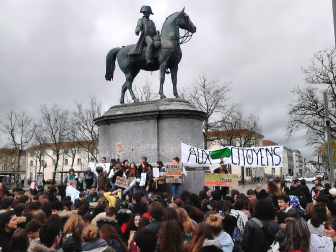 Les "Jeunes pour le climat", sur la place Napoléon, à la Roche-sur-Yon, le 15 mars 2019. © PYB