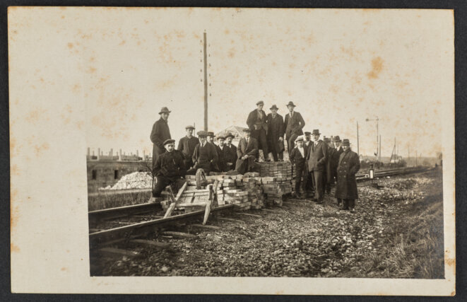 Grève générale à Granges (Soleure), novembre 1918. Collection NMB. Nouveau Musée Bienne. Grève générale à Granges (Soleure), novembre 1918. Collection NMB. Nouveau Musée Bienne.
