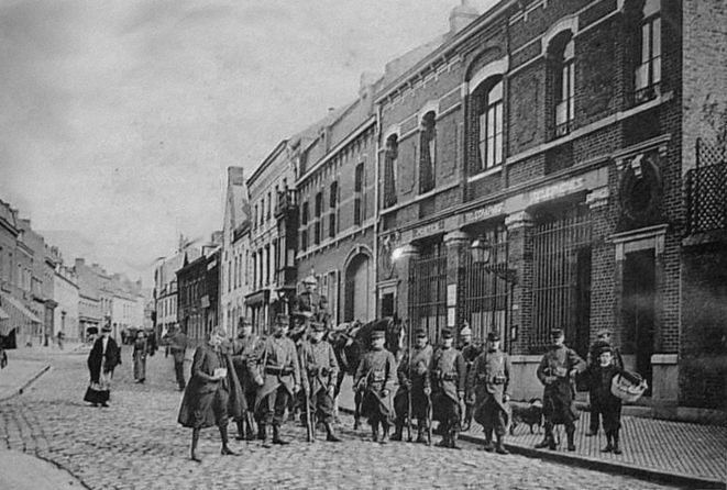 Lens, au cœur du bassin minier, 1906. L'armée est déployée contre les mineurs. © (dr) Lens, au cœur du bassin minier, 1906. L'armée est déployée contre les mineurs. © (dr)