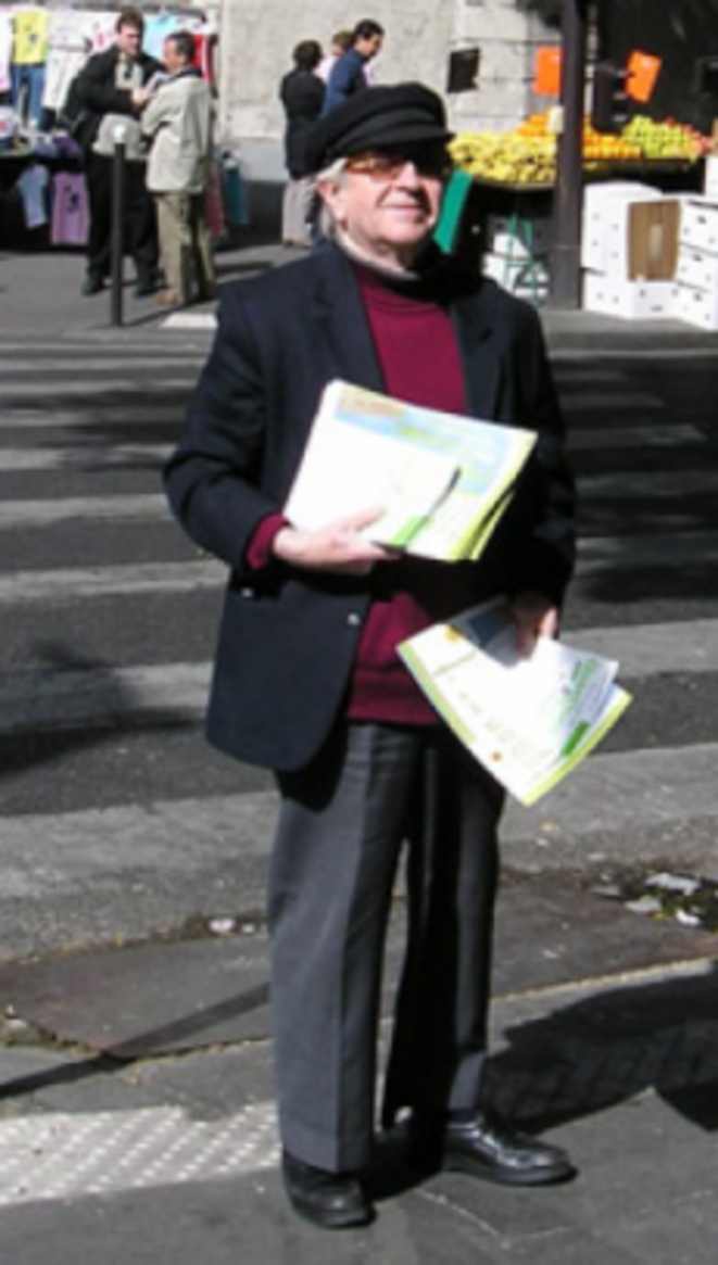 Guy Philippon, tract à la main, dans les rue du 20e © Fondation de l'écologie politique Guy Philippon, tract à la main, dans les rue du 20e © Fondation de l'écologie politique