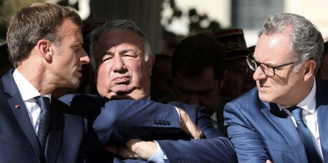 Le président Macron avec Gérard Larcher (LR), président du Sénat, et Richard Ferrand (LREM), son homologue de l'Assemblée nationale. © Reuters