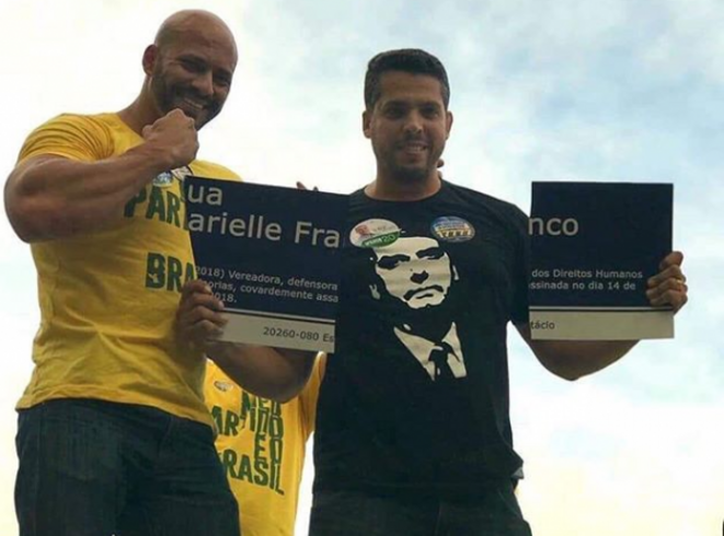 Rodrigo Amorim et Daniel Silveira, candidats du PSL déchirant la plaque comémorative de Marielle Franco © Source Diario do centro do mundo Rodrigo Amorim et Daniel Silveira, candidats du PSL déchirant la plaque comémorative de Marielle Franco © Source Diario do centro do mundo