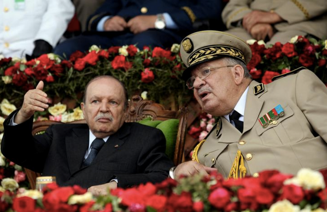 Abdelaziz Bouteflika avec le général Ahmed Gaïd Salah, chef d'état-major, à l'académie militaire de Cherchell, le 27 janvier 2012. © REUTERS/Ramzi Boudina