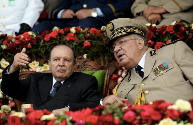 Abdelaziz Bouteflika avec le général Ahmed Gaïd Salah, chef d'état-major, à l'académie militaire de Cherchell, le 27 janvier 2012. © REUTERS/Ramzi Boudina Abdelaziz Bouteflika avec le général Ahmed Gaïd Salah, chef d'état-major, à l'académie militaire de Cherchell, le 27 janvier 2012. © REUTERS/Ramzi Boudina