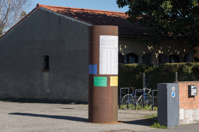 Vue extérieure : Le « Fût » (cylindre d'acier rouillé) de Dominique Mathieu, support de l’affiche de Réduction d’activité de Matthieu Saladin, exposition « Temps partiels I. Tirer sur les cadrans pour arrêter le jour » au BBB centre d’art, 2019. © Emile Ouroumov Vue extérieure : Le « Fût » (cylindre d'acier rouillé) de Dominique Mathieu, support de l’affiche de Réduction d’activité de Matthieu Saladin, exposition « Temps partiels I. Tirer sur les cadrans pour arrêter le jour » au BBB centre d’art, 2019. © Emile Ouroumov