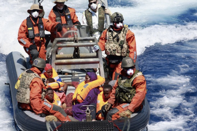 En août 2015, des rescapés sont transférés vers un navire allemand. En violet, une femme enceinte s’apprête à donner naissance à une fillette somalienne, Sophia, qui donnera son nom à l’opération militaire européenne. © Bundeswehr