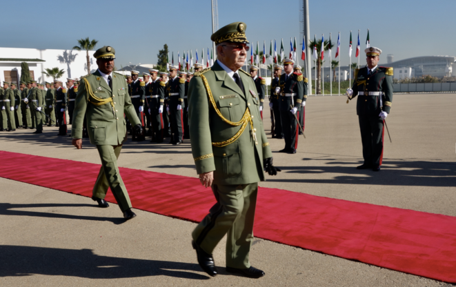 Le général Ahmed Gaïd Salah, dirigeant l'armée algérienne depuis 15 ans, en décembre 2017, accueillant sur le tarmac le président français en visite dans le pays. © Rachida El Azzouzi
