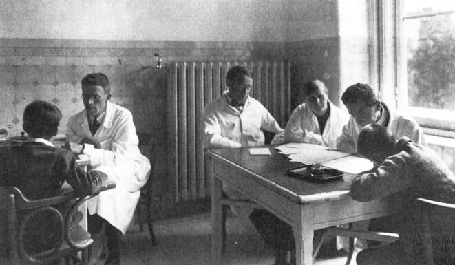 Hans Asperger, à gauche, travaillant avec un garçon dans la clinique d'éducation curative de Vienne © Pictorial Press Hans Asperger, à gauche, travaillant avec un garçon dans la clinique d'éducation curative de Vienne © Pictorial Press