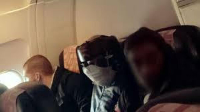 (Photo illustrant une autre expulsion en avion) (Photo illustrant une autre expulsion en avion)