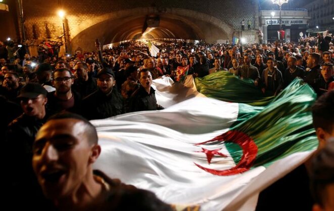 Des Algériens célèbrent l'annonce de la démission de Bouteflika, place Audin, à Alger, le 2 avril. © Reuters