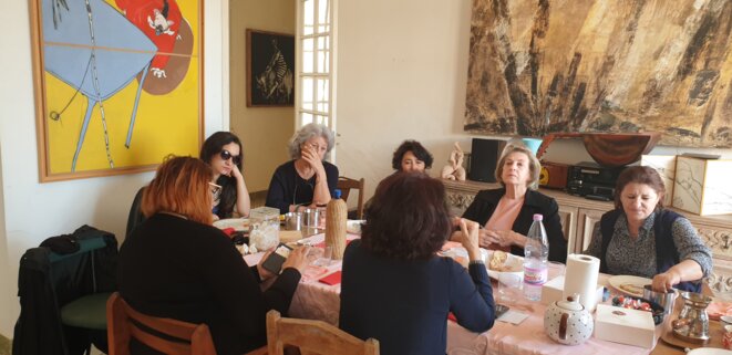 Des féministes tunisiennes et algériennes réunies chez Wassyla Tamzali, le vendredi 29 mars, avant la sixième grande marche. © SK Des féministes tunisiennes et algériennes réunies chez Wassyla Tamzali, le vendredi 29 mars, avant la sixième grande marche. © SK