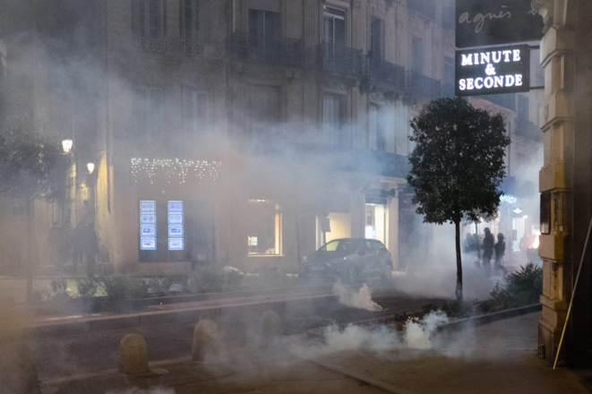 Une nuée de gaz lacrymogène rue Foch, à Montpellier. © Xavier Malafosse