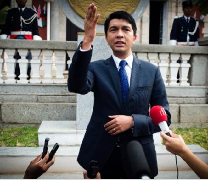 A.Rajoelina, à la tête d'un conglomérat d'acolytes qui fait la pluie et le beau temps du rouage économique malgache A.Rajoelina, à la tête d'un conglomérat d'acolytes qui fait la pluie et le beau temps du rouage économique malgache
