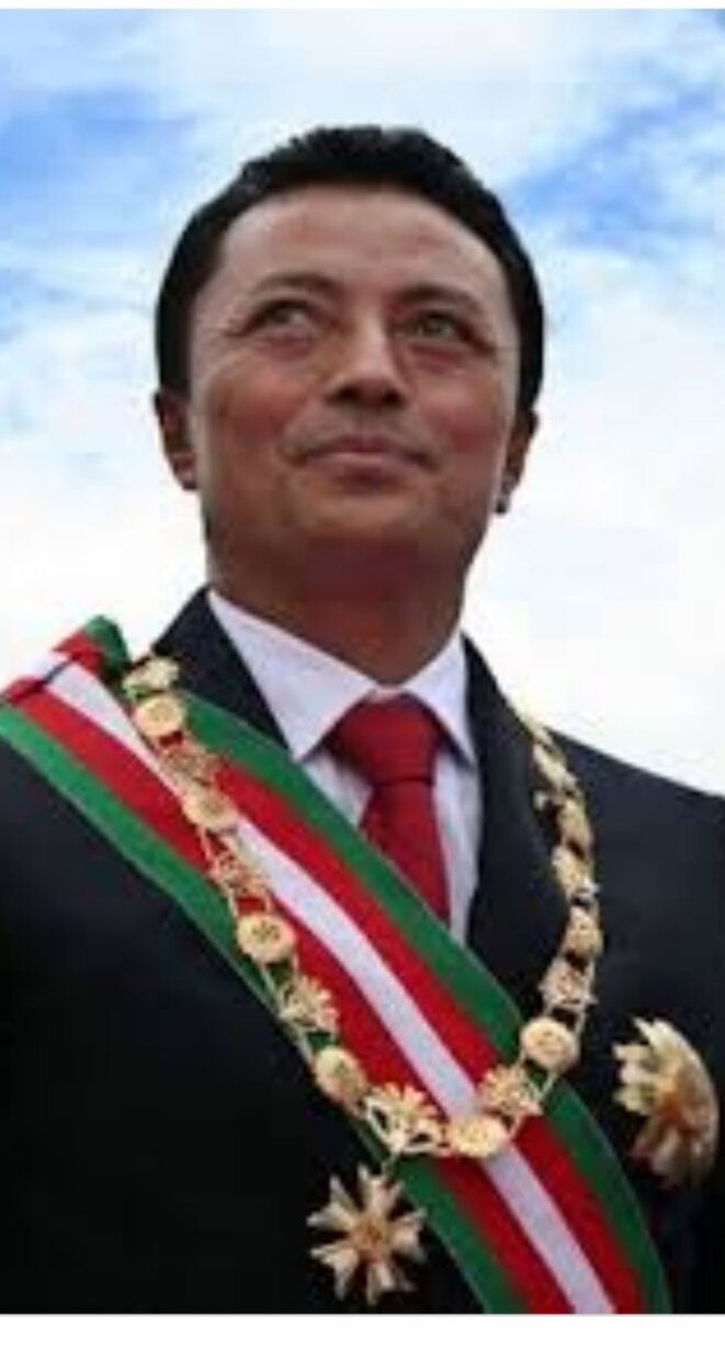 Marc Ravalomanana, accusé à tort d'être à l'origine de l'attaque du domicile du feu Guy Willy Razanamasy, pendant le fameux "haza lambo", chasse aux sangliers. Marc Ravalomanana, accusé à tort d'être à l'origine de l'attaque du domicile du feu Guy Willy Razanamasy, pendant le fameux "haza lambo", chasse aux sangliers.