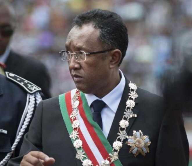 Hery Rajaonarimampianina, victimes de harcèlement médiatiques. Il avait su se tenir face aux moultes provocations auxquelles il faisait face en restant ferme. Mais il avait été débordé par les diverse malversations dont les auteurs principaux étaient ses proches collaborateurs. Hery Rajaonarimampianina, victimes de harcèlement médiatiques. Il avait su se tenir face aux moultes provocations auxquelles il faisait face en restant ferme. Mais il avait été débordé par les diverse malversations dont les auteurs principaux étaient ses proches collaborateurs.