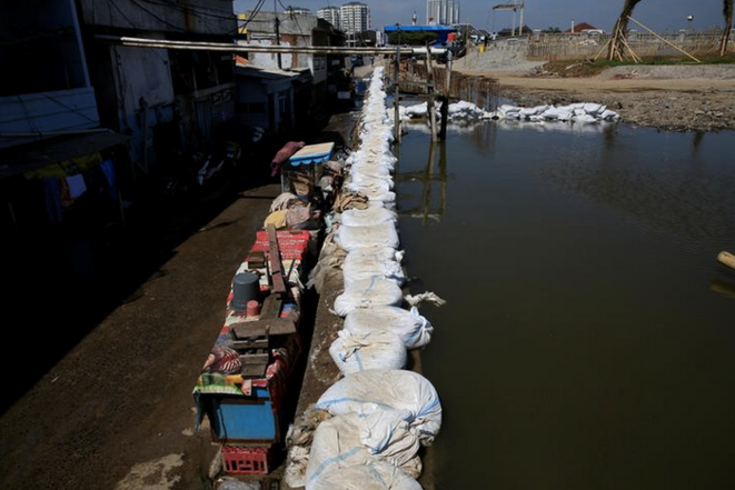 Une digue de sacs de sable, à Jakarta, le 6 décembre 2017. © REUTERS/Beawiharta