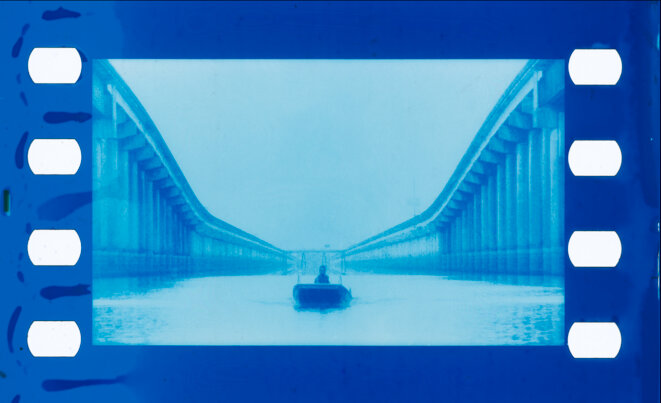 Edgar Cleijne and Ellen Gallagher, Installation view Highway Gothic, 2017 (detail), 16mm film installation with 70mm film and canvas cyanotype banners © Courtesy of the artists Edgar Cleijne and Ellen Gallagher, Installation view Highway Gothic, 2017 (detail), 16mm film installation with 70mm film and canvas cyanotype banners © Courtesy of the artists