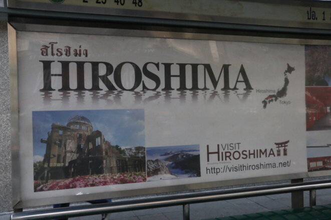 A l'arrêt de bus, cette affiche promotion touristique du Japon A l'arrêt de bus, cette affiche promotion touristique du Japon