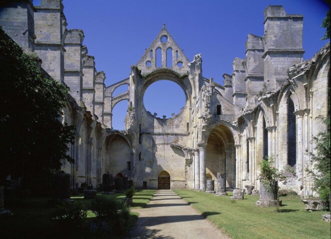 Ruines de l'Abbaye de Longpont Ruines de l'Abbaye de Longpont