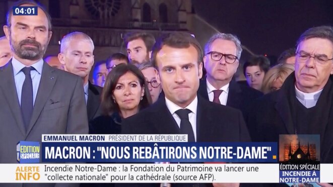 Emmanuel Macron devant Notre-Dame de Paris, dans la nuit du 15 au 16 avril Emmanuel Macron devant Notre-Dame de Paris, dans la nuit du 15 au 16 avril