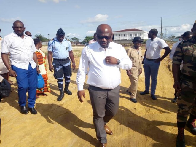 Sur le terrain, Le Ministre Délégué et Député, M.. Arsène Édouard NKOGHE- Ozougué, 5e arrondissement de Libreville-Travaux Sur le terrain, Le Ministre Délégué et Député, M.. Arsène Édouard NKOGHE- Ozougué, 5e arrondissement de Libreville-Travaux
