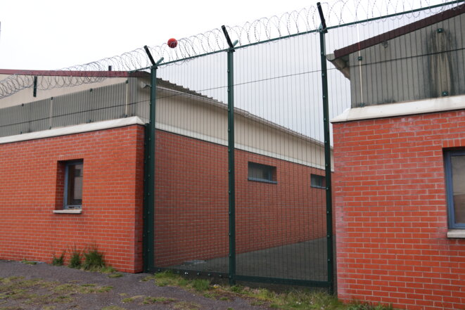 À l’intérieur d'un centre de rétention, celui du Mesnil-Amelot (Seine-et-Marne).