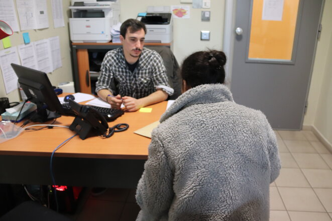 Les retenus ont accès à des consultations juridiques dans les bureaux de la Cimade, présente dans plusieurs CRA au titre d'un marché public passé avec le ministère de l'intérieur (de même que Forum Réfugiés-Cosi, France terre d'asile ou encore l’ordre de Malte).